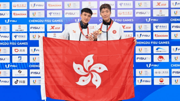 男子花剑个人赛金牌张家朗(右)及铜牌蔡俊彦。 (香港大专体育协会)