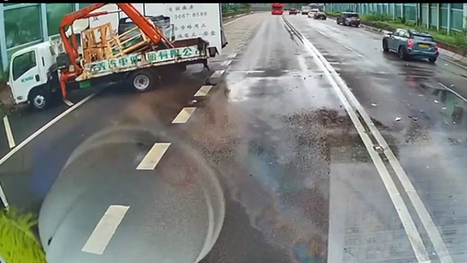 货车避车急扭失控撼吊臂车。fb：交通意外求片区