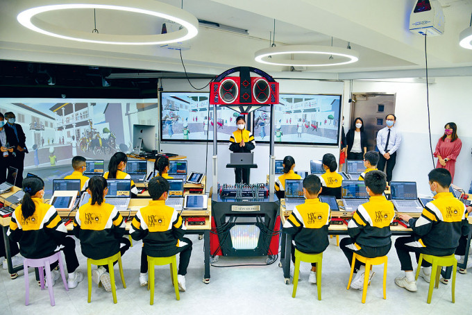 九龙城浸信会禧年（恩平）小学设占地逾千尺的「创意媒体基地」，将科技融入课堂，学生可制作电子音乐。