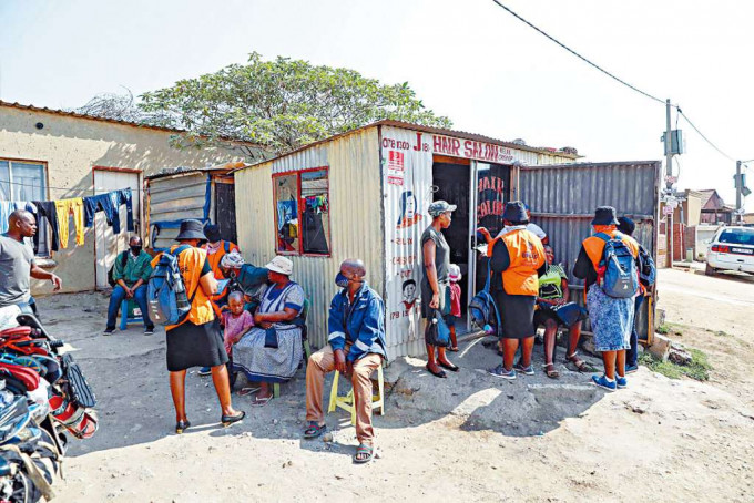 ■南非橙背心軍團成員造訪髮廊，宣揚反性別暴力。