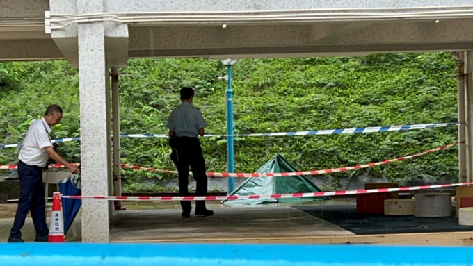 女子堕下倒卧地面当场不治。林思明摄