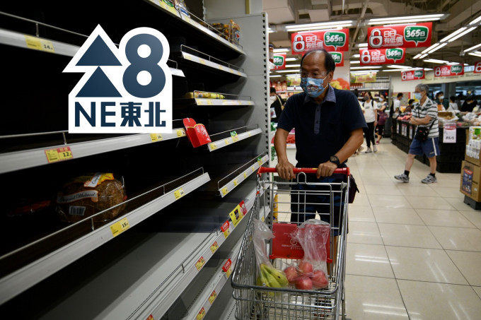 大批市民到超市抢购，食品货架被抢清空。