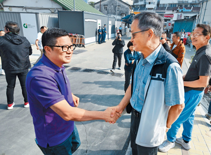 沙頭角第二期開放首日，保安局局長鄧炳強帶隊參觀。