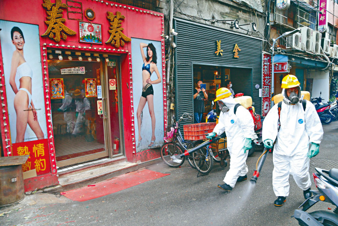 工作人員在台北市街頭消毒防疫。　
