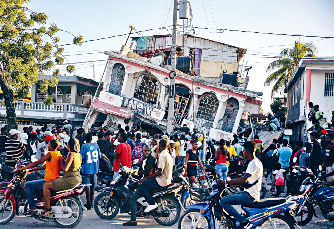 ■鄰近震央的海地沿岸城市萊凱上周六受到嚴重破壞，民眾在一間倒塌的酒店外聚集。