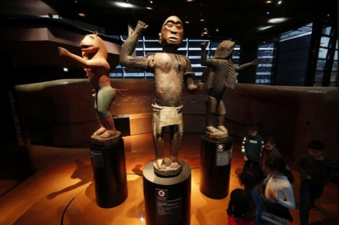 馬克龍已同意向西非國家貝寧歸還26件藝術雕像文物。