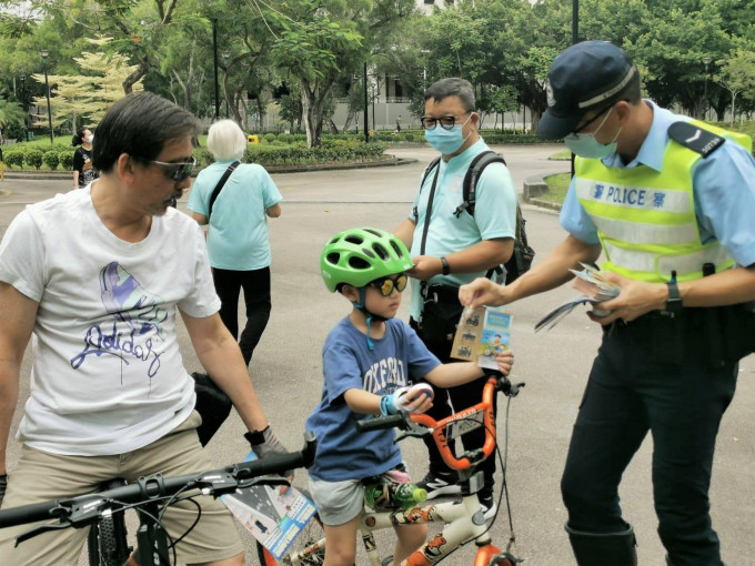 警方派发传单，呼吁市民踩单车时应注意交通安全。