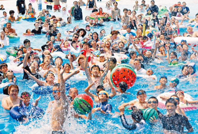 东京连续七天猛暑，著名水上乐园读卖乐园周五人头涌涌。
