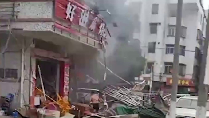 广东歇业烧烤店疑似石油气罐泄漏引发爆炸。