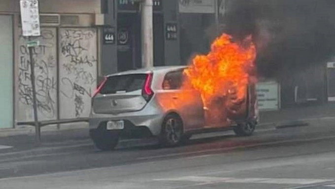 被燃燒的私家車。互聯網圖片