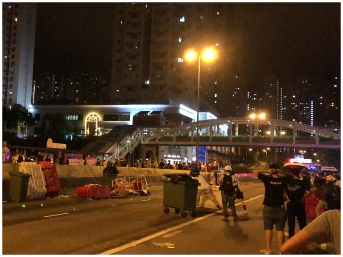 有示威者凌晨堵塞龍翔道。