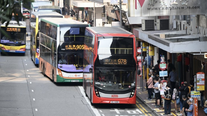 九巴及龍運巴士宣布加薪3.52% ，全職月薪車務及維修員底薪加不少於800元。資料圖片