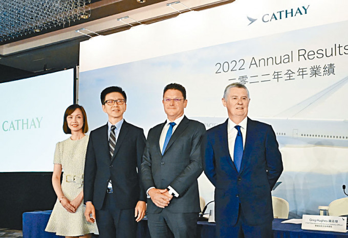 国泰航空行政总裁林绍波（左二）表示，对今年航空业表现乐观。