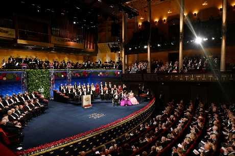 諾貝爾獎得主和瑞典王室去年12月出席在斯德哥爾摩音樂廳舉行的諾獎頒獎禮。美聯社