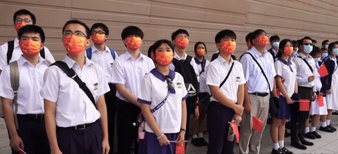 師生和市民參觀駐香港部隊展覽中心。片段截圖