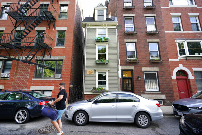 美國波士頓著名的「纖瘦樓」日前以125萬美元（約975萬港元）售出。AP圖片