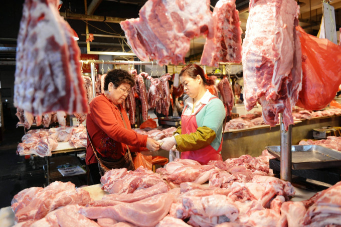 內地豬價今年以來下跌了60%。新華社資料圖片