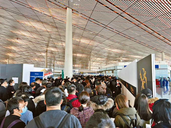 北京機場非常繁忙，人頭湧湧。