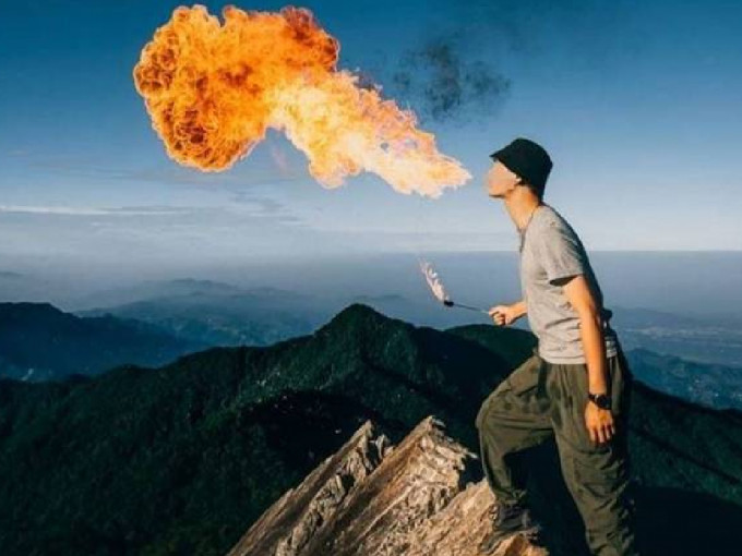 台灣攝影師在山頂表演噴火。 （網上圖片）
