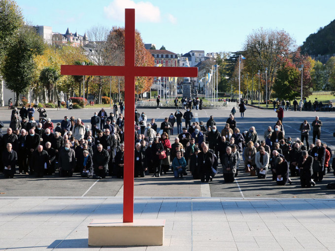 法國天主教會半世紀性侵逾21萬兒童，高層率領教會人士下跪懺悔。AP圖片