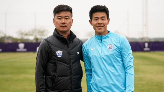 23岁的孙铭谦（右）落实加盟中超球队沧州雄狮。资料图片