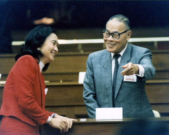 鍾士元(右)曾建議香港推行兩院制。資料圖片