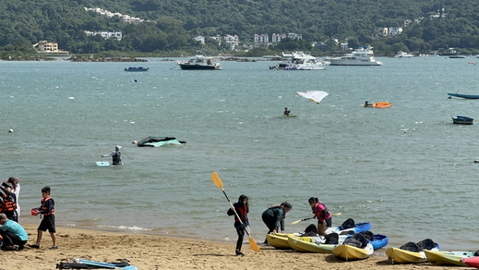 一名男子玩风翼冲浪一度失踪幸脱险。梁国峰摄