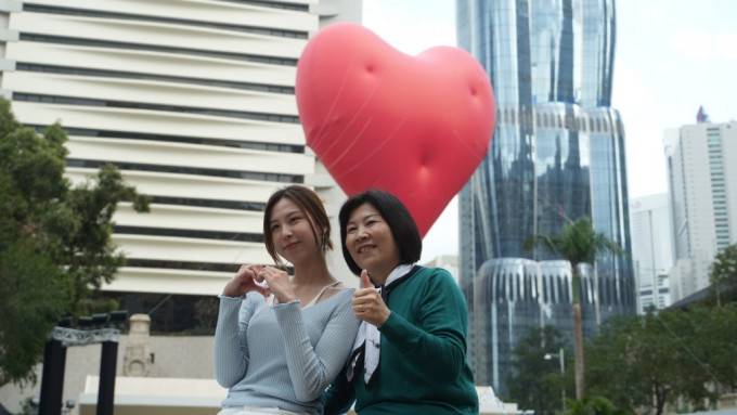 「Chubby Hearts Hong Kong」巨型飘浮红心由14日至24日期间，在中环皇后像广场花园展出。