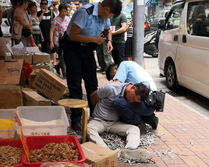 据悉，警员手部受伤。读者提供