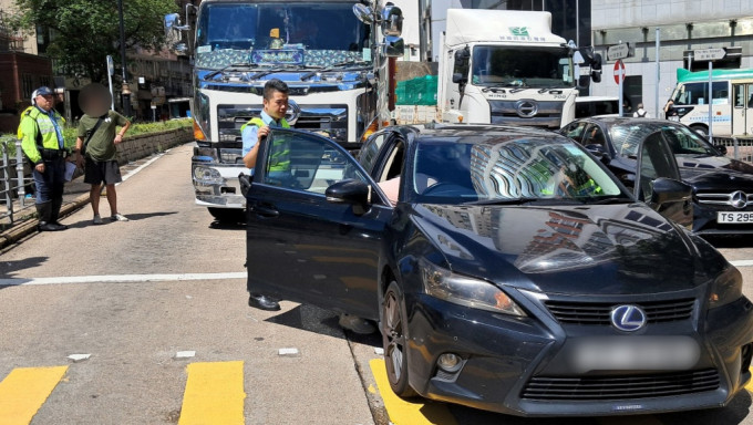 货车撞私家车，揭泥头车司机涉停牌期间驾驶。林思明摄