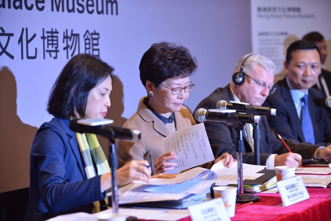 林郑月娥（左二）表示，去年5月接触降建筑师严迅奇。