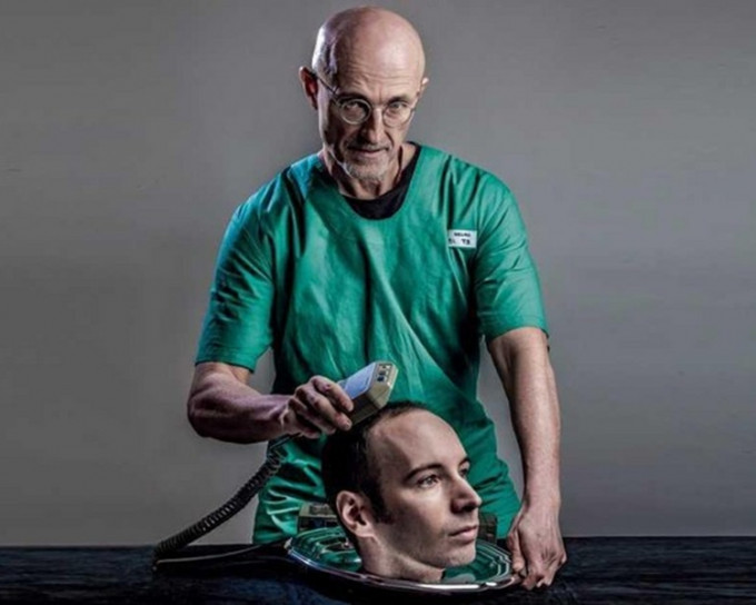 意大利神经学家卡纳韦罗昨日宣布人尸换头手术成功。网图