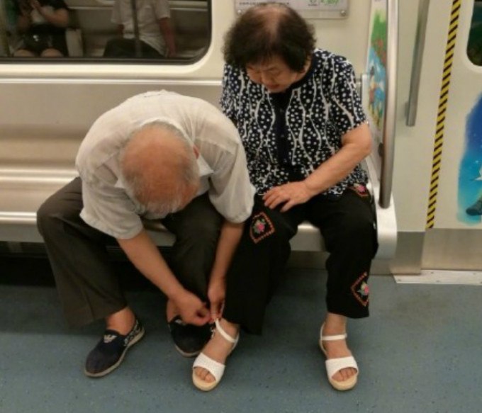 老夫替妻子綁鞋帶。網上圖片