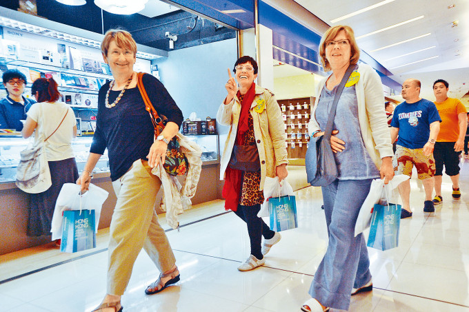 本港零售业界对市道不乐观，担心进一步打击旅客及市民消费意欲。