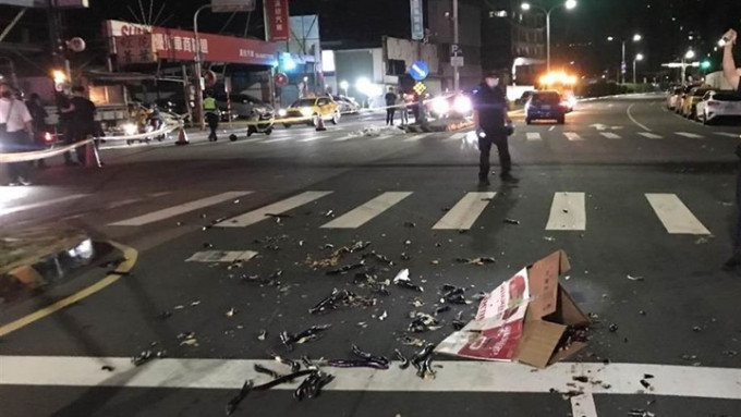 新北市凌晨發生恐怖車禍，一名鐵騎士落車協助清理遺留路上茄子時遭撞飛身亡。中時圖片