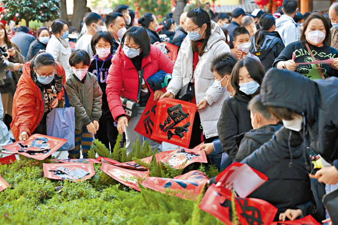 疫情降温，广州市民到大佛寺参加新春活动。