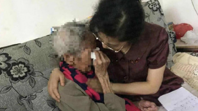 101岁老妇生前与家人的合照。