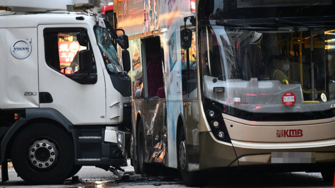 洗街车拦腰撞巴士酿逾20伤。 资料图片
