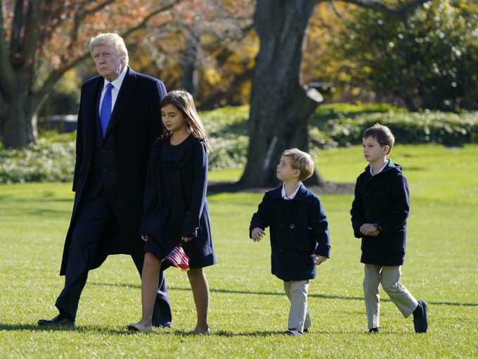特朗普与3名孙儿。AP图片