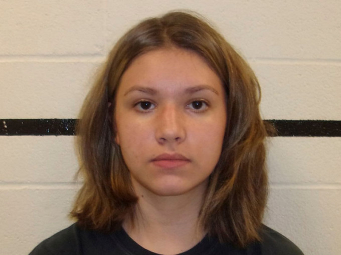 美国18岁少女扬言返母校枪击400人，涉嫌「恐怖威胁」被捕。AP