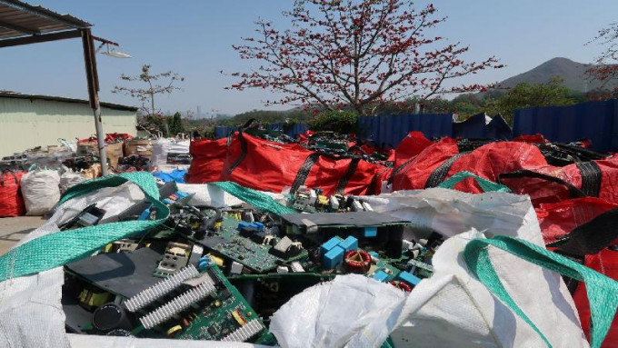 環境保護署在突擊執法行動中，於新界回收場發現大量露天擺放的廢印刷電路板。