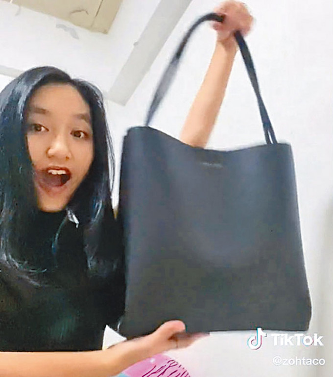 少女佐伊把一個售80坡元的手袋稱為「奢侈包」，受到網民嘲笑。