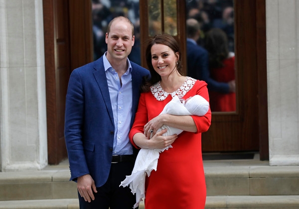 威廉王子和凱特抱着小兒子亮相，凱特產後７小時就出院但看來精神飽滿。（美聯社）