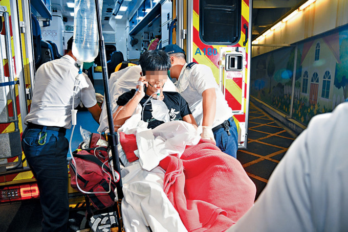 尖沙咀發生砍人事件，少年濺血倒地被送院救治。