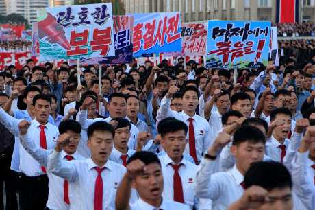 北韓人民日前出席反美示威。AP