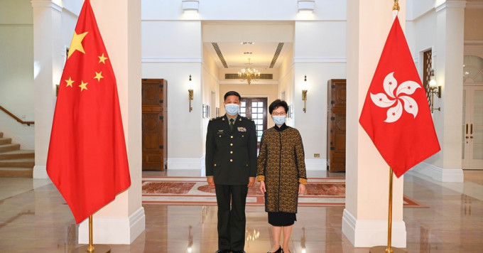 行政长官林郑月娥（右）在礼宾府与中国人民解放军驻香港部队司令员彭京堂少将（左）会面。政府新闻处