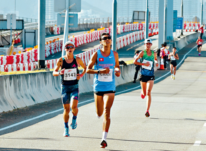 路线「串联粤港澳」，超马跑手指港珠澳大桥是唯一适合办赛事场地。