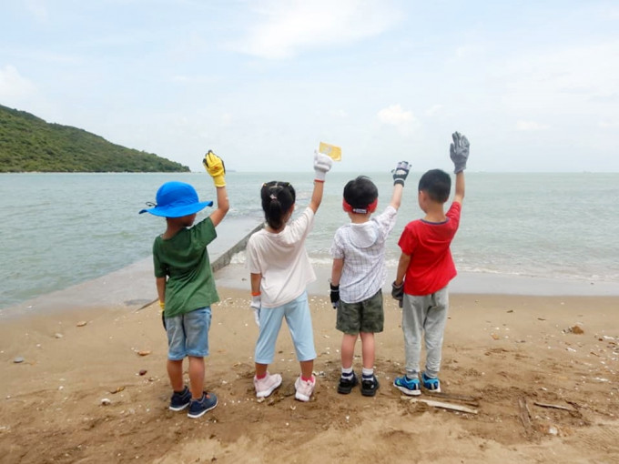 4小孩無懼高溫再組隊赴大嶼山海岸執海洋垃圾。上山下海執垃圾 GoGo Clean Up FB圖片