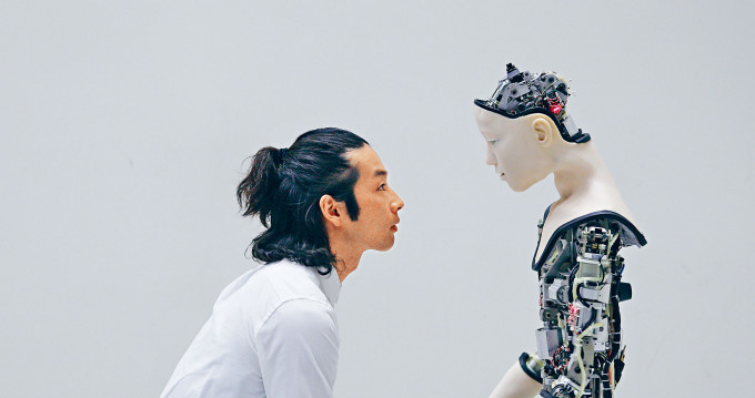 《與愛（AI）同在》記錄演員與人工智能之間的互動學習。