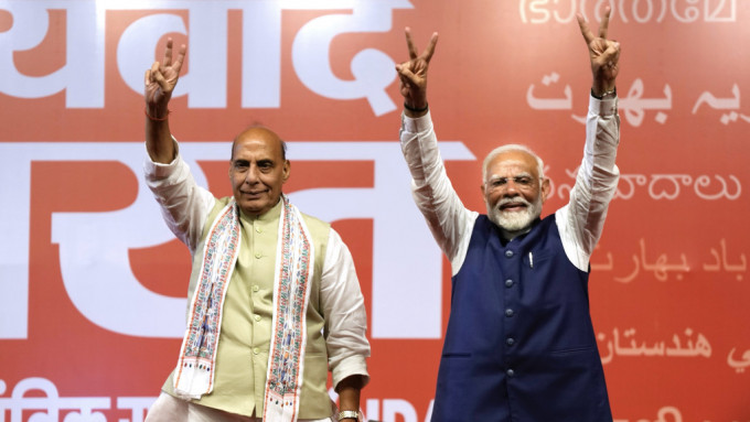 莫迪（右）與防長辛格一同在印度人民黨（BJP）總部慶祝勝選。 美聯社